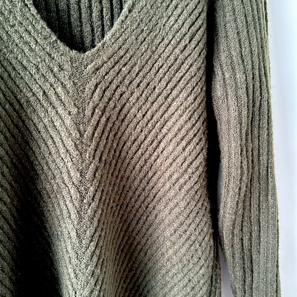 Dynamite ribbed v-neck sweater - Picture 4 of 6